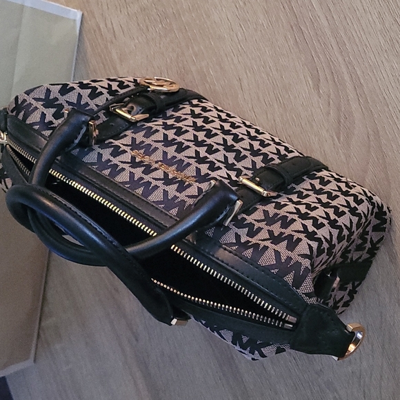 Micheal Kors Monogram Purse for Fall - Picture 10 of 12